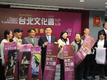 Taipei Mayor Hau Lung-bin, fourth from left, met with representatives from seven performing groups on Tuesday.